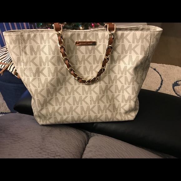 Michael Kors Purse and Wallet (Real) - Picture 7 of 8